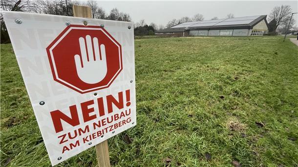Streit um geplantes Baugebiet in Nordenham: Maulkorb und Unwahrheiten? Protestschild auf einer Grünfläche in Nordenham. Die Anlieger der Straße Am Kiebitzberg wollen ein Bauprojekt verhindern.
