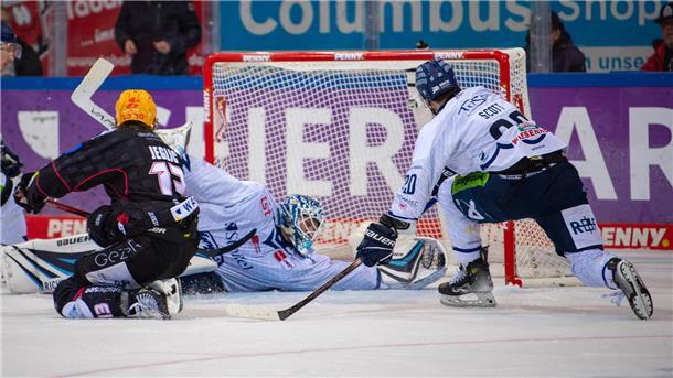 Vier Tore und trotzdem kein Sieg für die Pinguins Mit dieser Wahnsinnsparade in der Schlussphase verhinderte Straubings Torhüter Florian Bugl ein fast sicheres Tor von Ziga Jeglic und ein mögliches spätes Comeback der Pinguins.