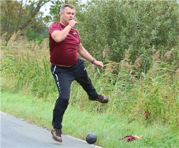Dirk Schomaker beim Boßeln für den KBV Abbehausen