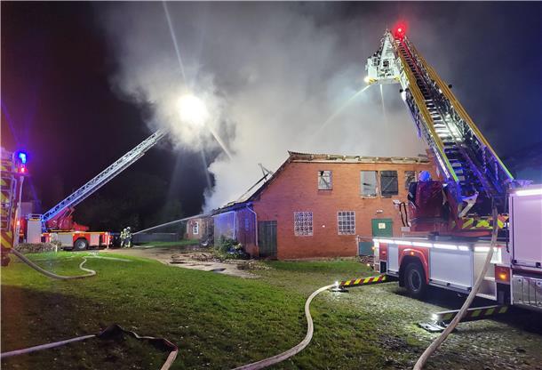 Großbrand zerstört Bauernhaus in Granstedt: Über 120 Einsatzkräfte im Einsatz Mit Drehleitern wurde der Brand „von oben“ gelöscht.