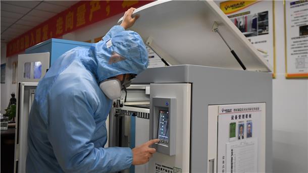 Ein Arbeiter bedient einen 3D-Drucker