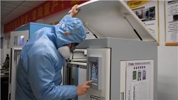 Ein Arbeiter bedient einen 3D-Drucker