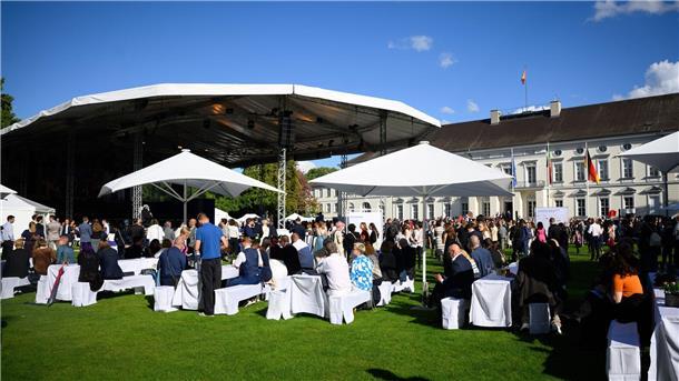 Zahlreiche Besucher sind beim Bürgerfest von Bundespräsident Steinmeier im Park von Schloss Bellevue. 