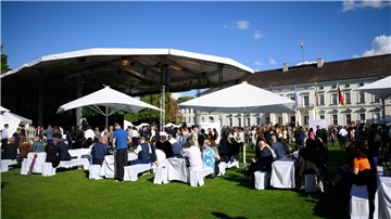 Zahlreiche Besucher sind beim Bürgerfest von Bundespräsident Steinmeier im Park von Schloss Bellevue. 