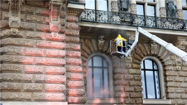Kurz vor Charles-Besuch - Farbattacke auf Hamburger Rathaus Mit einem Dampfstrahler wird die Fassade des Hamburger Rathauses gereinigt.