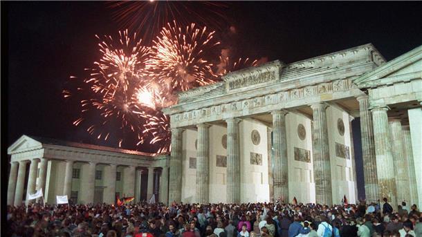 Mit einem Feuerwerk am Brandenburger Tor in Berlin feierten rund eine Million Menschen in der Nacht vom 02. auf den 03. Oktober die deutsche Wiedervereinigung.