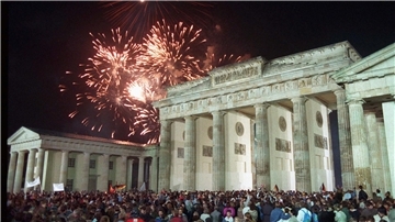 Mit einem Feuerwerk am Brandenburger Tor in Berlin feierten rund eine Million Menschen in der Nacht vom 02. auf den 03. Oktober die deutsche Wiedervereinigung.