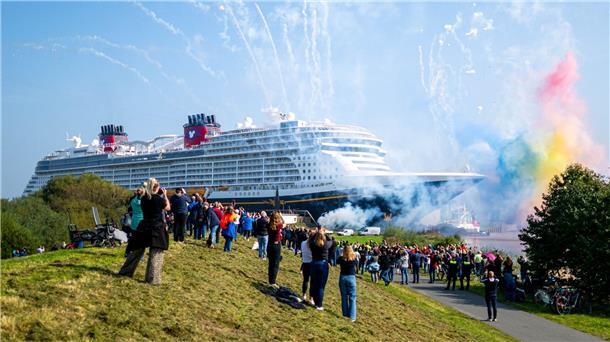 Neues Meyer-Kreuzfahrtschiff auf dem Weg zur Nordsee Mit einem Feuerwerk wird die „Disney Treasure“ verabschiedet.