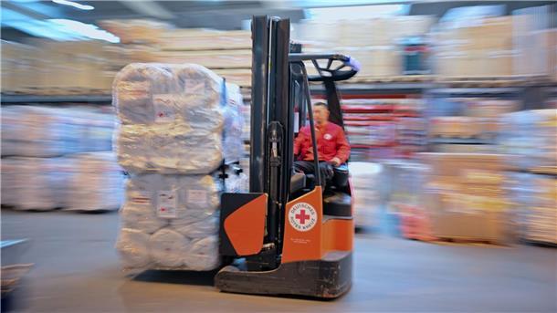 Deutschland schickt Zelte und Decken nach Asien Mit einem Gabelstapler werden Hilfsgüter für die Menschen im Land Myanmar verladen. Nach einem Erdbeben wird dort viel Hilfe gebraucht.