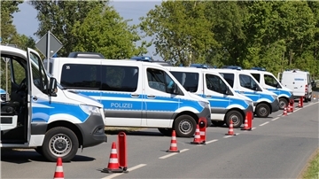 Polizeifahrzeuge auf einer Straße.
