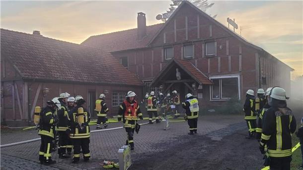 Mit einem Großaufgebot an Einsatzkräften rückten die Butjadinger Ortswehren in Sillens an.