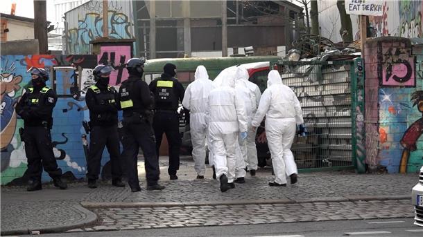 RAF-Fahndung: Weitere Durchsuchung in Berlin Mit einem Großaufgebot rücken Einsatzkräfte der Polizei und der LKA aus.