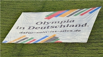 Mit einem großen Bann auf dem Olympiaberg wird für eine Münchner Sommerspiel-Bewerbung geworben. (Archivfoto)