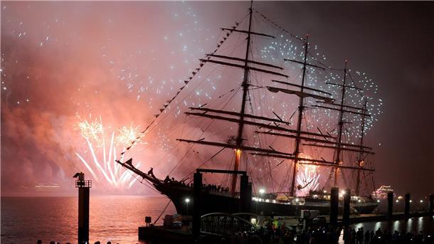 Mit einem großen Feuerwerk auf der Weser vor Bremerhaven wird auch in diesem Jahr die Sail in wechselndes Licht getaucht. (Archivbild)