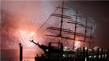 Mit einem großen Feuerwerk auf der Weser vor Bremerhaven wird auch in diesem Jahr die Sail in wechselndes Licht getaucht. (Archivbild)