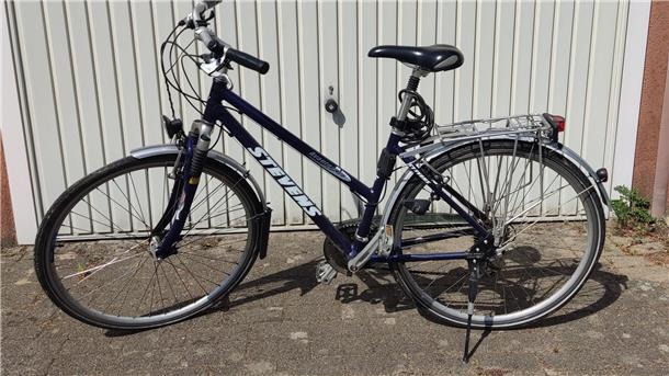 69 Jahre alter Mann aus Horneburg vermisst – Polizei bittet um Hinweise Ein Damenfahrrad (schwarz) steht an einer Wand. Mit diesem Rad als Herrenversion mit Stange ist der Vermisste nach Angaben der Polizei vermutlich unterwegs.