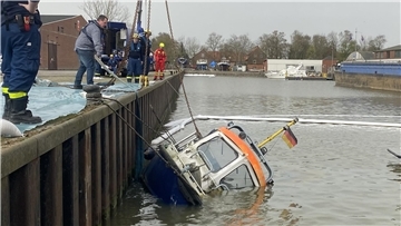 Ein gesunkenes Boot wird geborgen