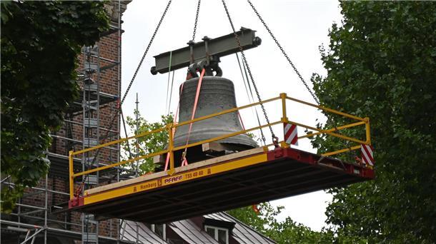 Den tiefen Klang zurückbringen Mit einem Kran wurde die Gloria-Glocke aus dem Glockenstuhl gehoben.