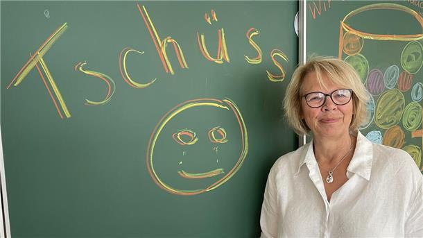 Mit einem Lachen und einem Weinen: Christine Thaden-Decken verabschiedet sich von der Grundschule Butjadingen. Sie war dort 25 Jahre Lehrerin und zehn Jahre Schulleiterin.