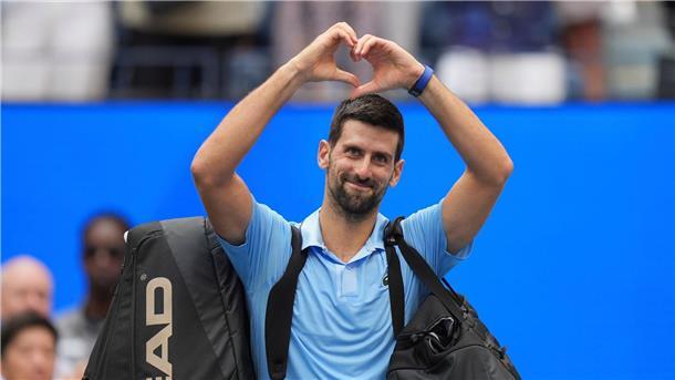 Mit einem Lächeln verabschiedet sich Djokovic von den Fans. Er will wieder kommen.