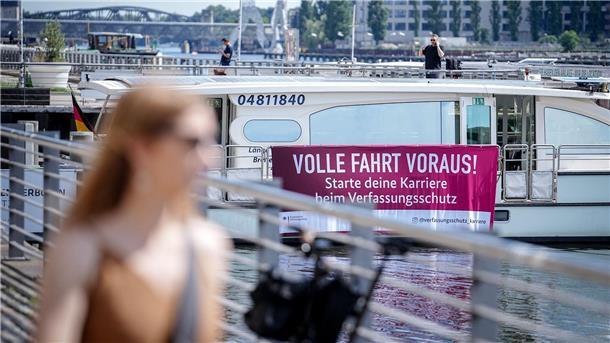 Verfassungsschutz wirbt jetzt bei Instagram um Mitarbeiter Mit einem Plakat an einem Solarschiff wirbt der nationale Nachrichtendienst für Nachwuchs.