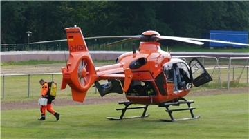 Nach Messerangriff in Hechthausen: Widersprüchliche Aussagen des Familienvaters Mit einem Rettungshubschrauber musste die Ehefrau des Angeklagten in ein Krankenhaus geflogen werden.