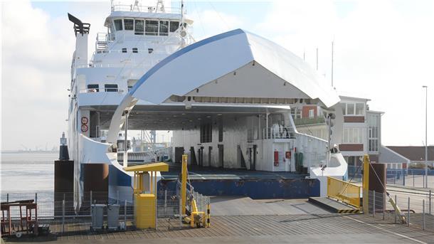 Fähre zwischen Cuxhaven und Brunsbüttel fährt wieder Mit einem Schiff aus Norwegen und neuen Partnern aus Brunsbüttel will Heinrich Ahlers die ehemalige Fährlinie wieder aufleben lassen.