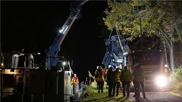 Auto stürzt in Mittellandkanal - viele Fragen bleiben offen Mit einem Spezialfahrzeug wurde das Wrack am späten Samstagabend aus dem Kanal geborgen.