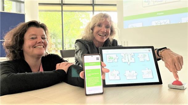 Mit einem symbolischen Druck auf den Buzzer haben Stadträtin Gabi Kasten (links) und Projektleiterin Britta Murawski die neue Smart-City-Homepage scharfgeschaltet. 