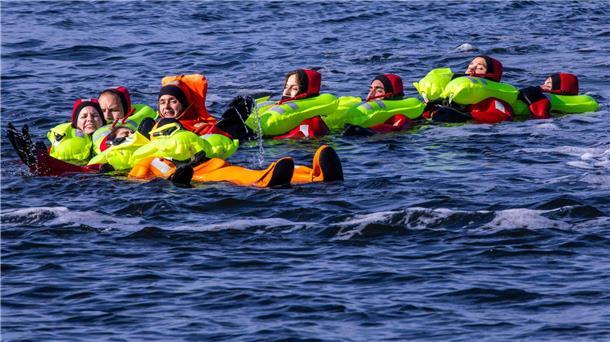 Als Astronautin im Meer überleben Mit einem Überlebensanzug schwimmt es sich nicht so leicht.
