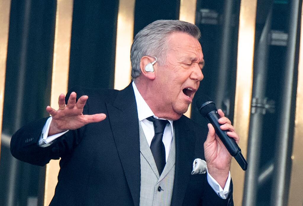 Mit einem umjubelten Konzert in Bad Segeberg ist Schlagerstar Roland Kaiser in seine Jubiläumstour gestartet.