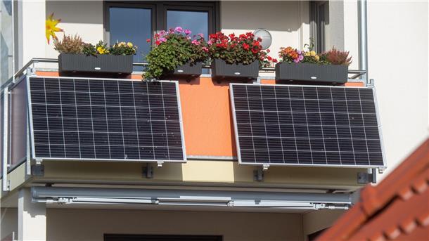 Ein Balkon und Solaranlagen. Mit einem Zuschuss von 100 Euro erleichtert der Landkreis Cuxhaven die Anschaffung von Balkonkraftwerken. Die Fördermittel sollen den Ausbau privater Solarlösungen und den Klimaschutz voranbringen.