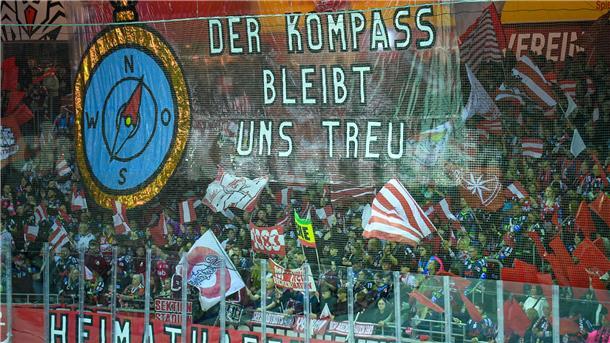 Jubelsturm in der Eisarena: die Pinguins bleiben im Playoff-Rennen Fans der Fischtown Pinguins zeigen ein Banner.