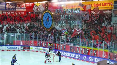 Mit einer Choreografie machten die Fans der Fischtown Pinguins ihrer Mannschaft vor dem Spiel Mut.