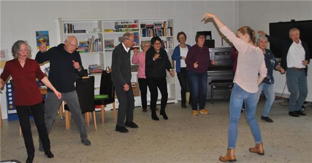 Mit einer Disco-Choreografie lässt Chaline Baschin (von hinten) die Besucher des Tanztees im MGH übers Parkett wirbeln.