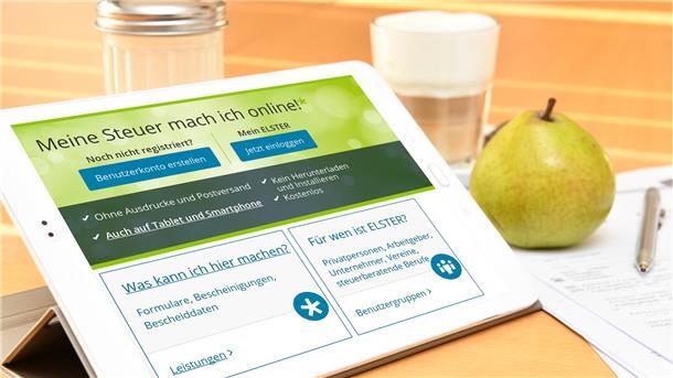 Schneller zum Steuerbescheid: Finanzamt Nordenham gibt Tipps Tablet-PC auf dem Schreibtisch mit der geöffneten Website www.elster.de
