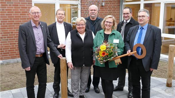 Mit einer Feierstunde wurde die Kindertagesstätte Johanni in Bexhövede eingeweiht. Darüber freuen sich (von links) Loxstedts Bürgermeister Detlef Wellbrock, Regionalbischof Hans Christian Brandy, Bexhövedes Ortsvorsteherin Silvia Pauper, Architekt Gerd Meyer, Kita-Leiterin Nina Klawonn, Superintendent Albrecht Preisler und Pastor Thomas Casper, Vorsitzender des ev.-luth. Kindertagesstättenverbands Wesermünde.