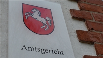 Mit einer Gaspistole hat ein Rentner in Zeven mehrere Metallgeschosse auf Nachbarskinder abgefeuert. Jetzt hat das Amtsgericht ihn wegen gefährlicher Körperverletzung verurteilt.