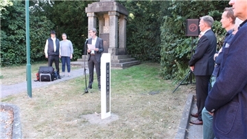 Mit einer Gedenkfeier wurde in Stubben die Stele, die an den Todesmarsch durch den Ort während der letzten Kriegstage erinnert, eingeweiht.
