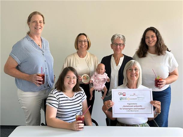 Klares Nein zum Alkohol während einer Schwangerschaft Mit einer gemeinsamen Aktion wollen sie vor den Risiken des Alkoholkonsums in einer Schwangerschaft warnen (von rechts, stehend): Jule von Bevern (Donum Vitae), Getrud Bölke (Landkreis Wesermarsch), Melanie Winkes (AWO) und Kerstin Kreikenbohm (Landkreis Wesermarsch) sowie Susanne Blümer (AWO, vorne rechts) und Jana Bölts (Sozialwerk).