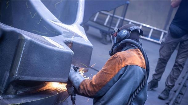 Arbeiter am Schweißgerät