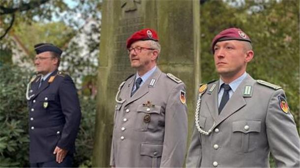 Mit einer Kranzniederlegung gedenkt die Reservistenkameradschaft der Kriegsteilnehmer aus Tarmstedt.