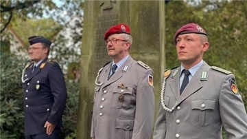 Mit einer Kranzniederlegung gedenkt die Reservistenkameradschaft der Kriegsteilnehmer aus Tarmstedt.