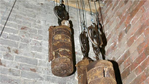 Hoch hinaus: So ist der Blick von der Turmspitze in Loxstedt Das mechanische Uhrwerk.