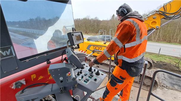 Bilderstrecke von der A27: Das sind die heimlichen Helden der Baustelle Mit einer riesigen Fräse entfernen die Bauarbeiter den Asphalt und Beton von der Fahrbahn. Das Fahrzeug mach einen Höllenlärm und trägt daher den passenden Namen „Troublemaker“, zu Deutsch: Unruhestifter.
