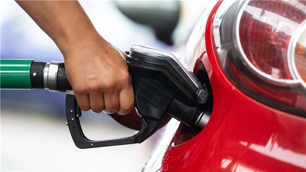 ADAC warnt ab 2027 vor stark steigenden Spritpreisen Mit einer steigenden CO2-Bepreisung soll ein Anreiz für mehr Sparsamkeit sowie zum Umstieg auf klimafreundliche Technologien gesetzt werden.