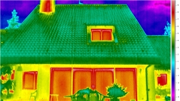 Mit einer thermografischen Messung kann festgestellt werden, wo Gebäude zu viel Energie abgeben.