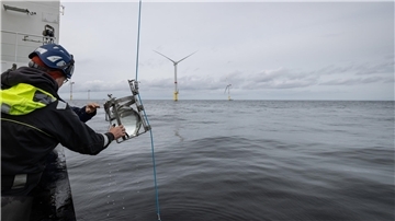 Ein Forscher an Bord des Schiffs «Atair» entnimmt eine Wasserprobe im Bereich eines Nordsee-Windparks in der Deutschen Bucht.