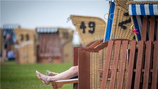 Nordsee Tourismus Report: Diese Urlauber zieht es ins Cuxland Touristen am Strand in Wremen.