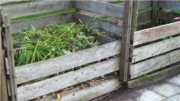Mit etwas handwerklichem Geschick lassen sich aus Holzbrettern und -pfosten Kompostsilos für den Garten bauen.